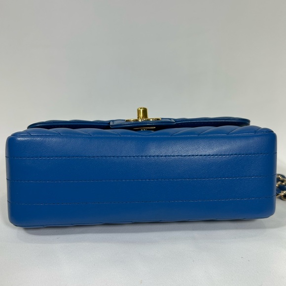 Chanel Classic Flap Mini - Picture 4 of 9